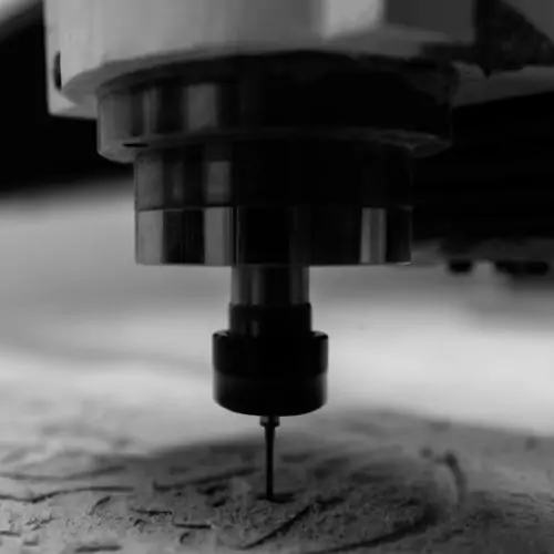 Fraiseuse à commande numérique travaillant le bois
